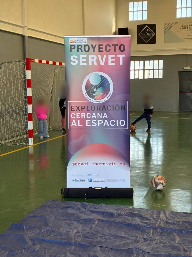 Servet Project roll-up banner with the motto "Exploración cercana al espacio" (close-range space exploration), in the Lumpiaque sports hall